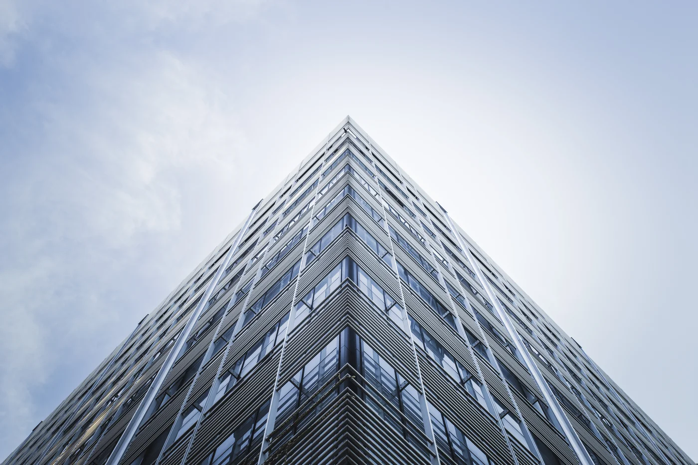 现代商业建筑玻璃幕墙仰视